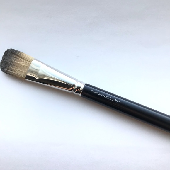 MAC Cosmetics 190 Foundation Brush - Picture 2 of 4
